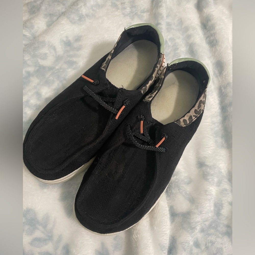 Stylish Black Men's Shoes with Leopard Accent